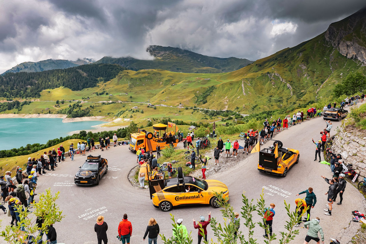 Coche con neumáticos Continental en el Tour