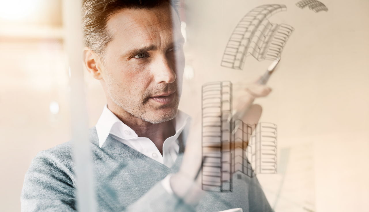 Ilustrador técnico dibujando sobre una placa de vidrio