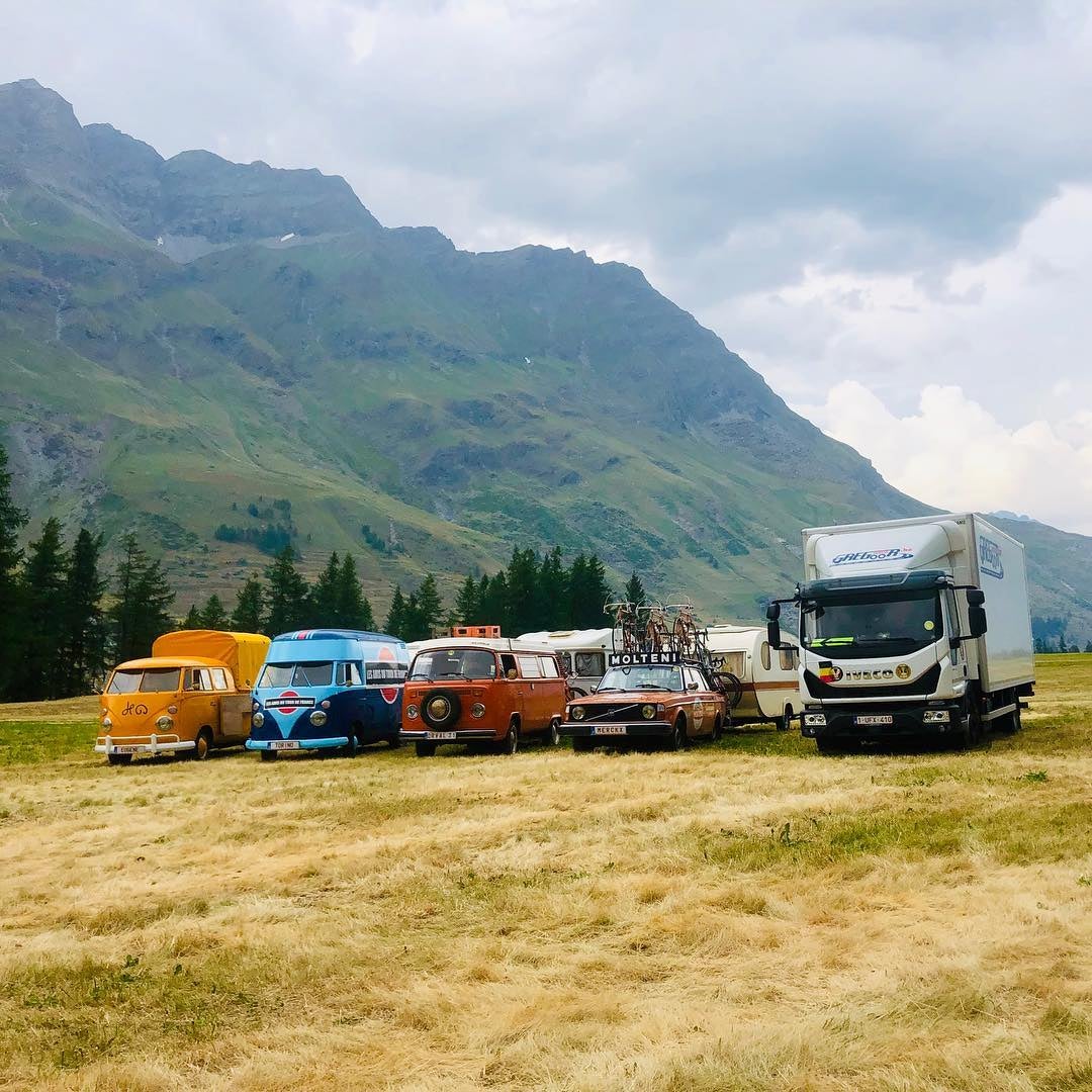 Furgonetas que siguen el Tour de Francia