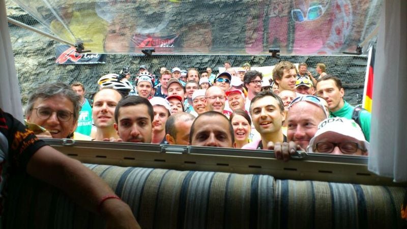 Fans intentando ver una televisión que transmite la competición en una caravana en Alpe d’Huez. Tour de Francia. © Meinhard Meister