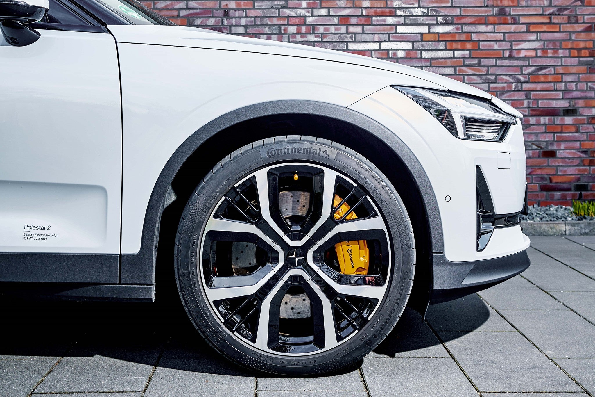 Un neumático de equipo original Continental en el coche Polestar 2.