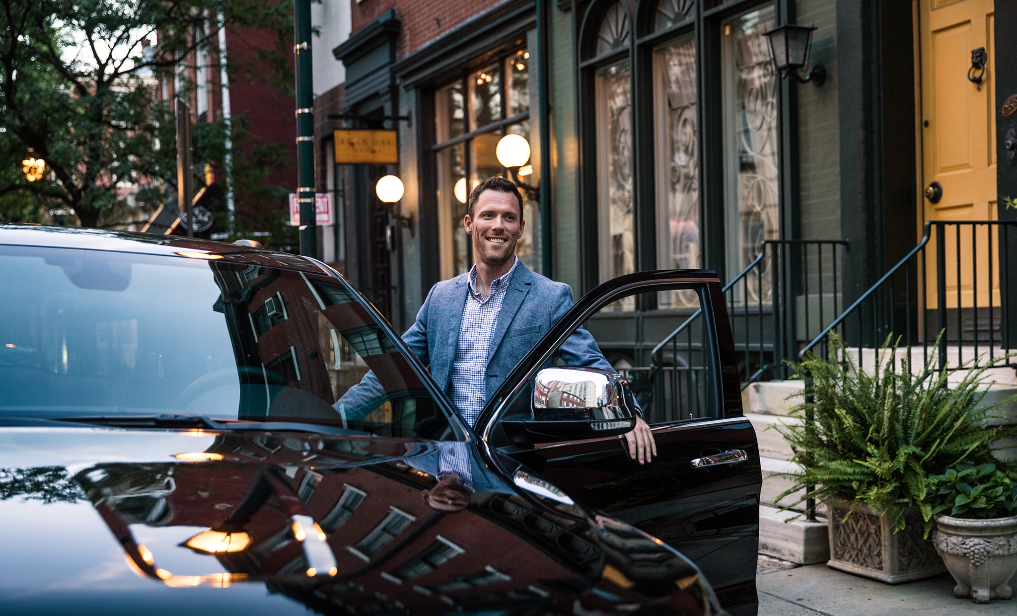 Man next to his car SUVs de alto rendimiento
