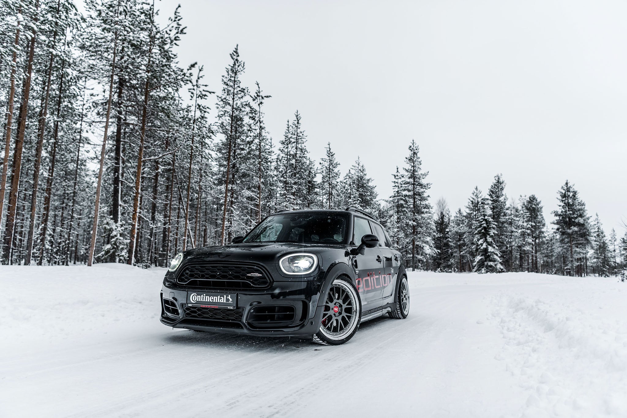 El RW Mini Countryman JWC ALL4 con WinterContact™ TS 860 S.