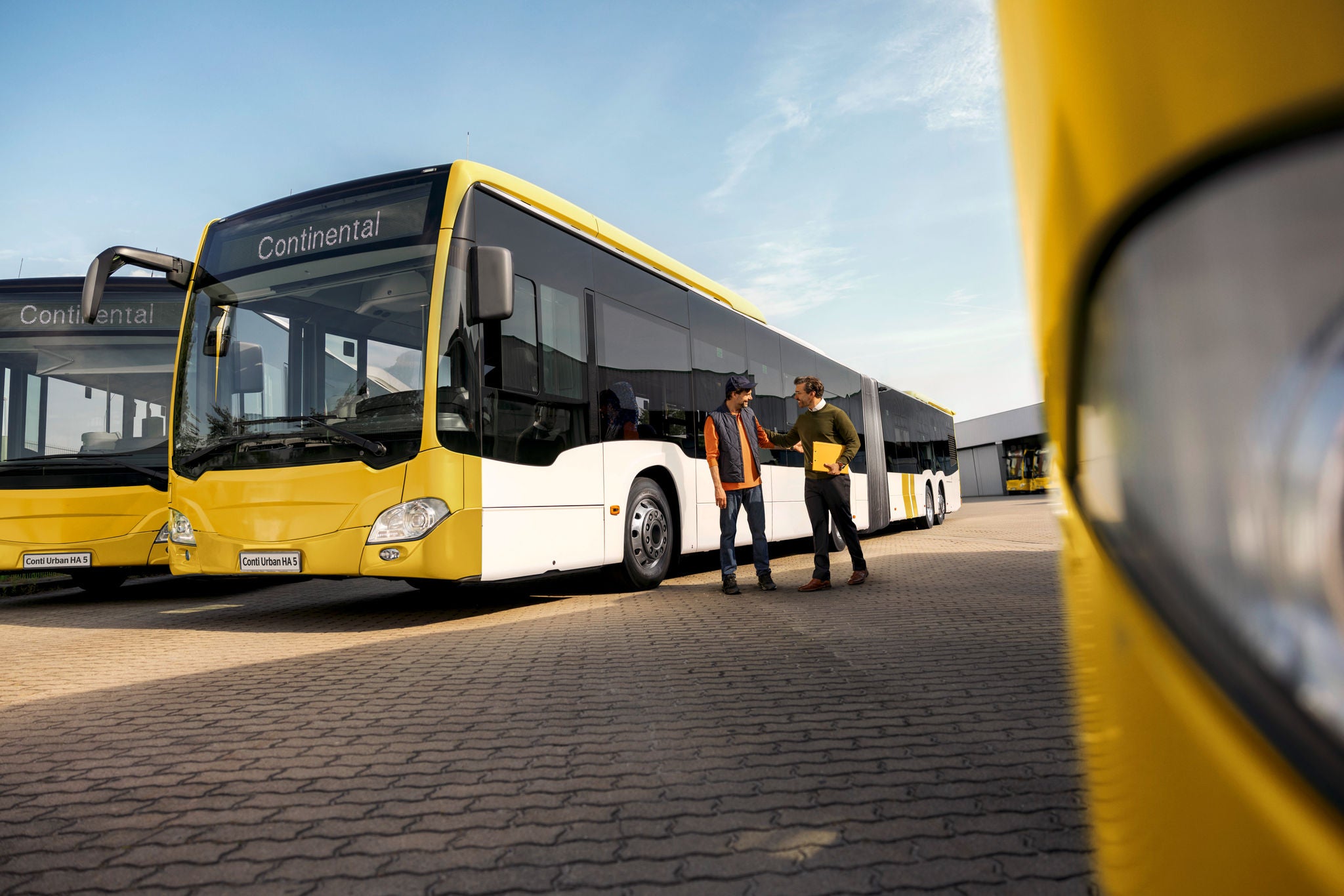 Conti Urban Generation 5 Keyvisual Fleet manager and bus driver on the Bus hub.