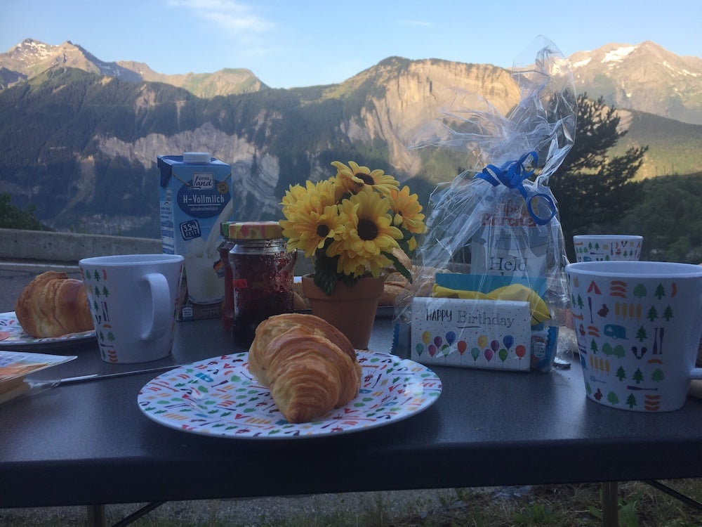 Desayuno con vistas al recorrido de la carrera.