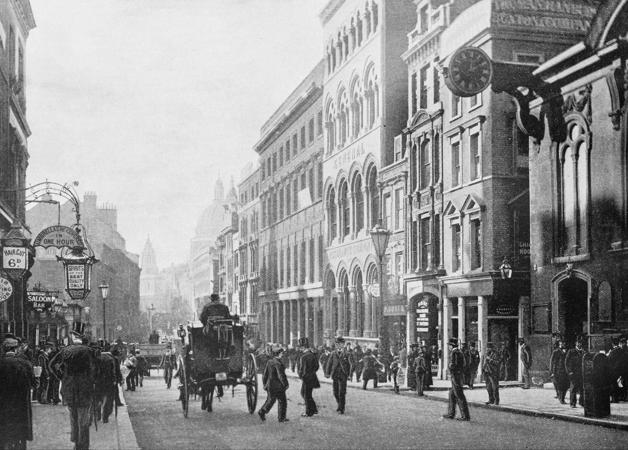 Peatones, automóviles y carros comparten la calle en Londres.