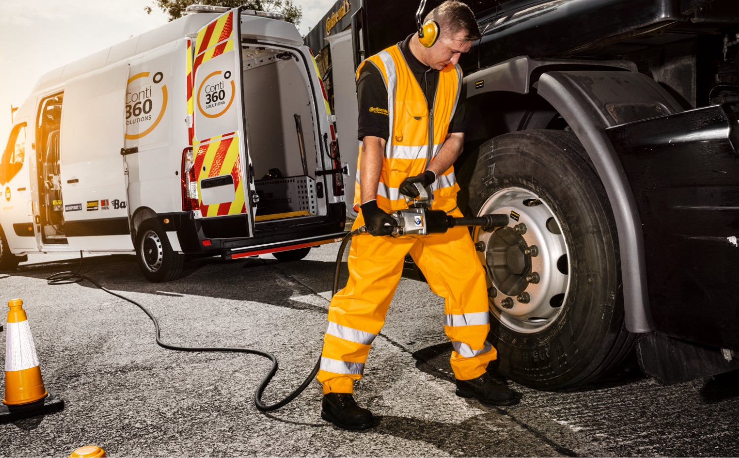 Breakdown service Service employee is working on maturity