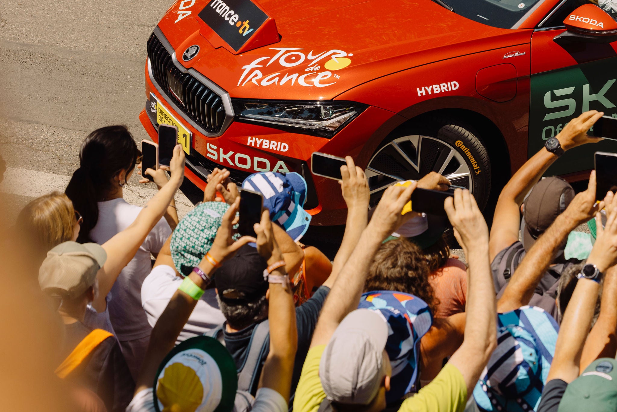 Fans haciendo fotos a neumáticos Continental en el Tour de France