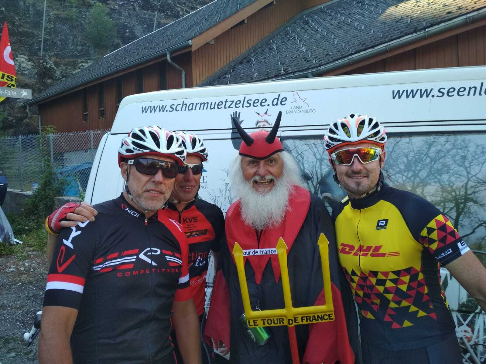 Heiko Meister y Heiko Grabowski conocen al superfán del Tour De Francia apodado Didi the Devil © Meinhard Meister