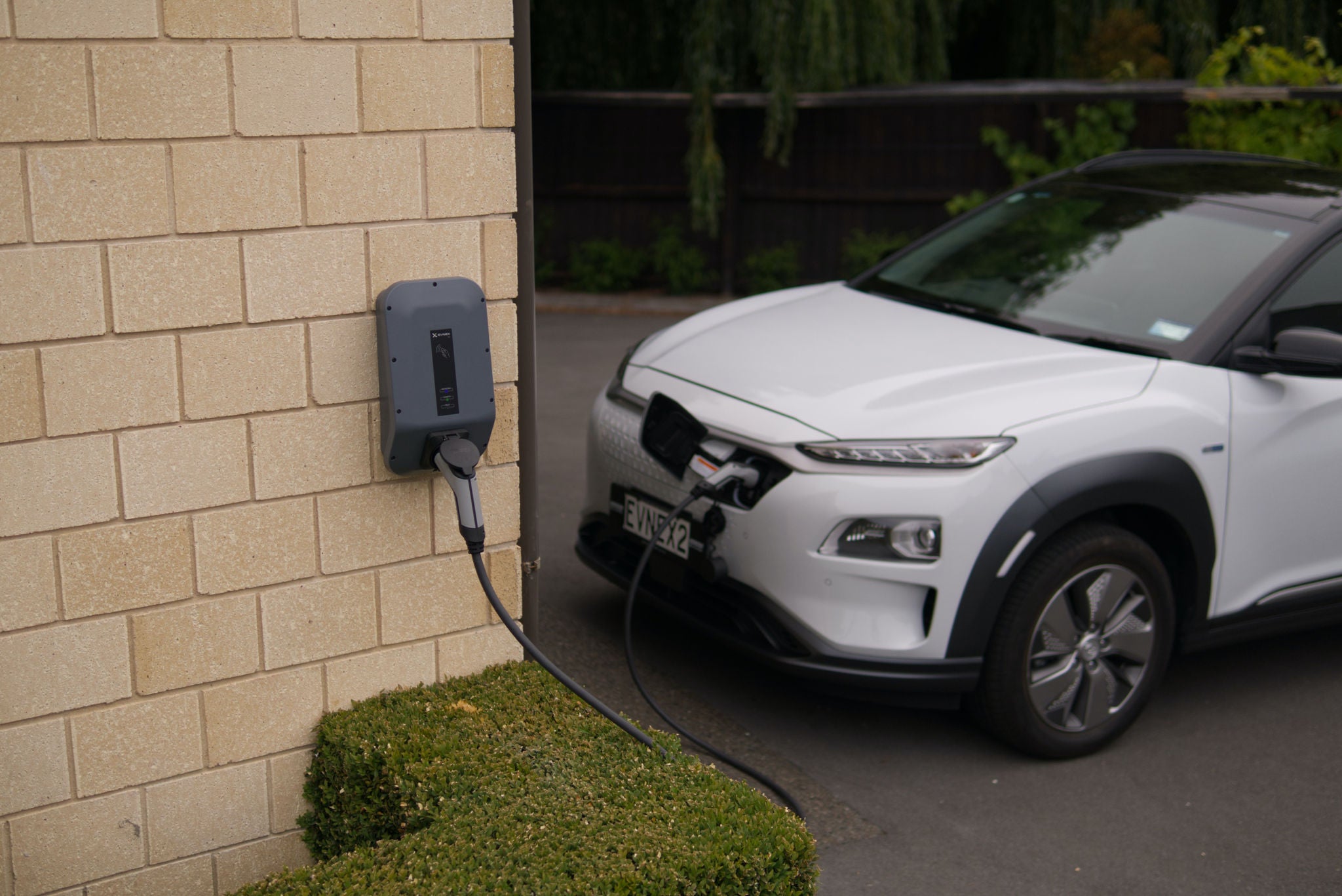 Coche eléctrico cargándose