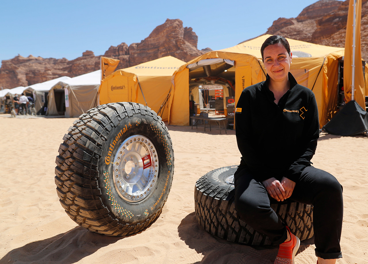 Catarina Silva, sentada con los neumáticos de competición Continental Extreme E en la primera localización de la carrera: AlUla, Arabia Saudí.