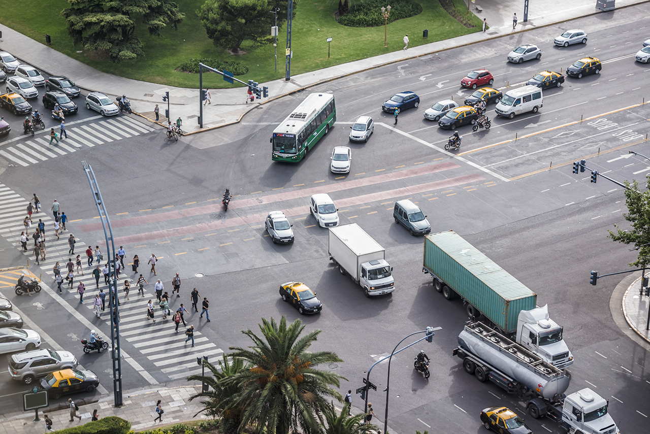 Cruce de tráfico en Buenos Aires, Argentina