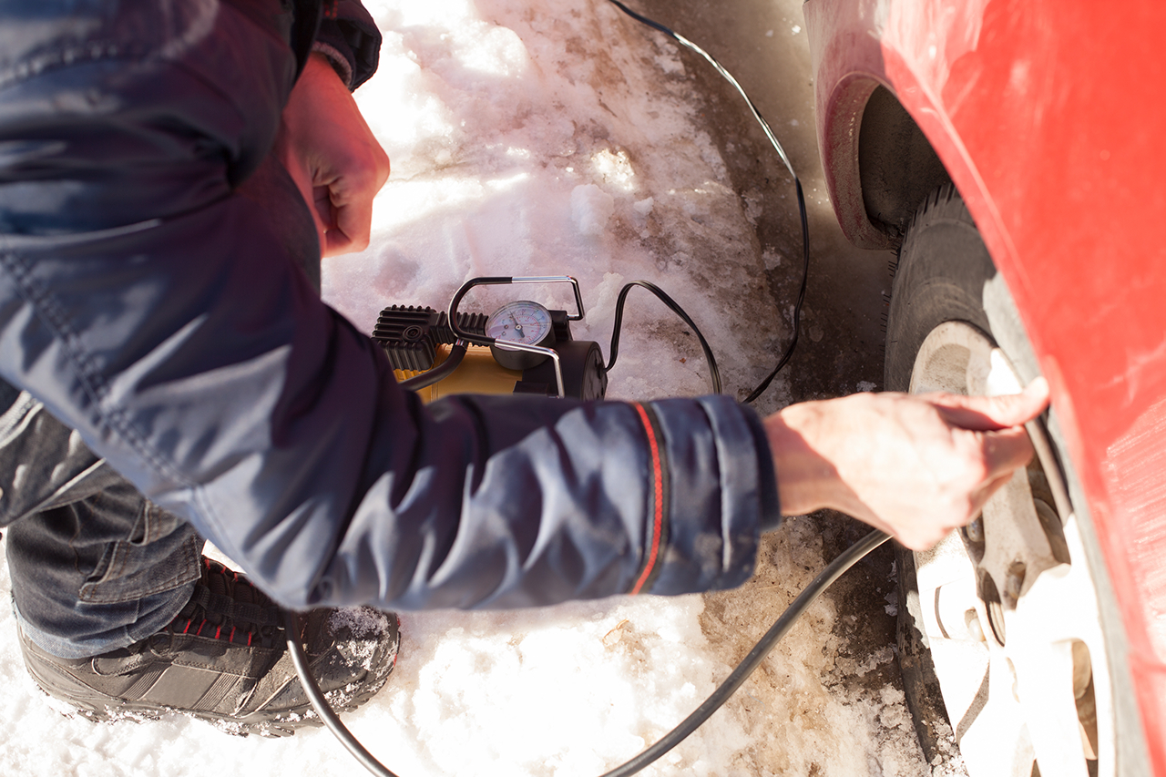 medir la presión de los neumáticos en invierno