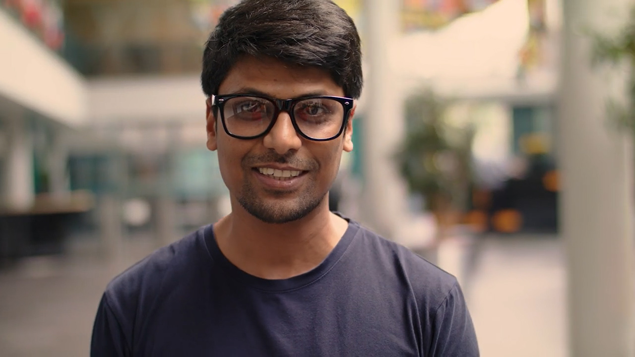 Mikaela charla con: Anuj, ingeniero de neumáticos