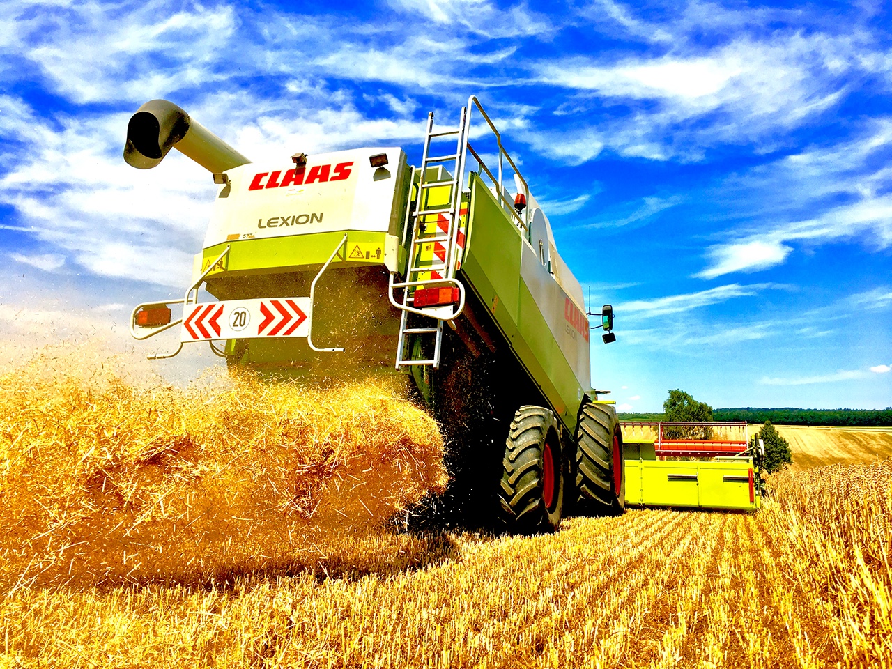 Además de innovadores componentes de tecnología agrícola, como los sensores inteligentes de neumáticos, Continental también desarrolla neumáticos especiales para potentes máquinas agrícolas, como las cosechadoras Claas. Foto: Continental.