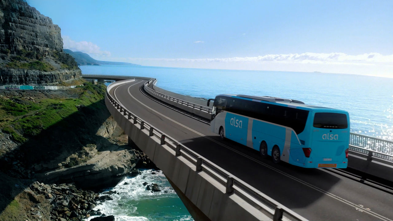Autobús Alsa en carretera de litoral