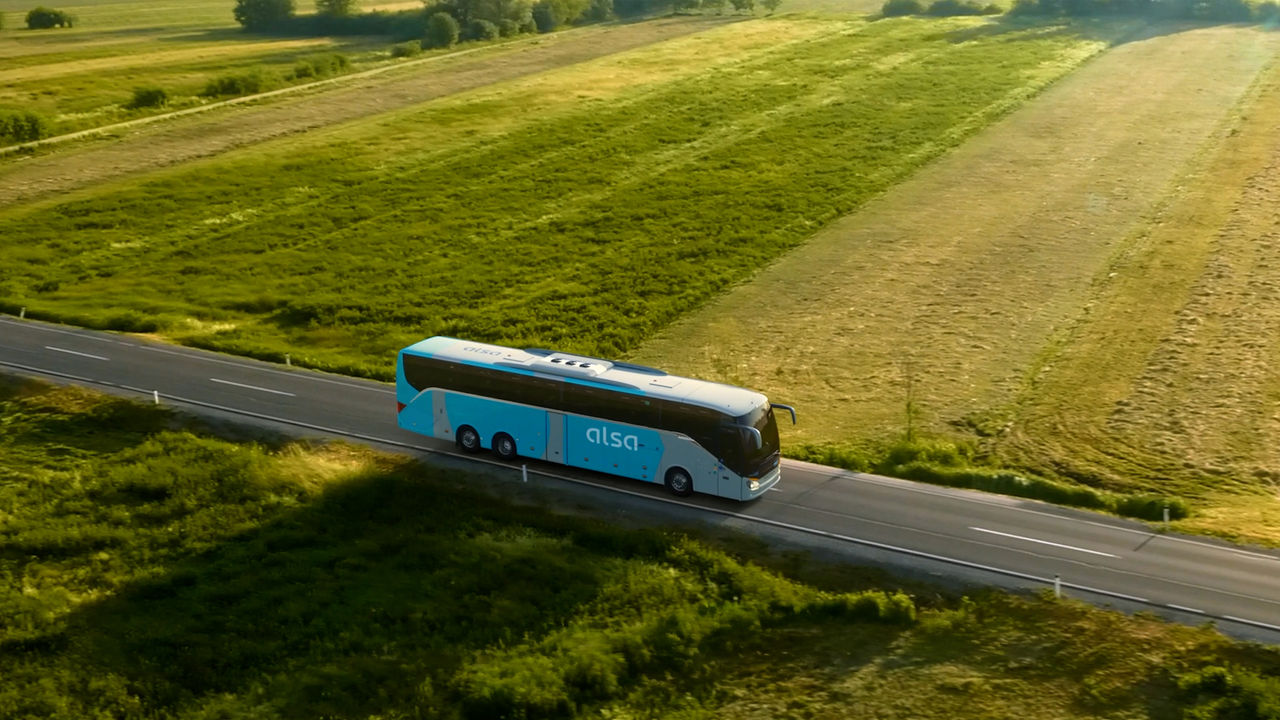 Autobús Alsa en carretera rural