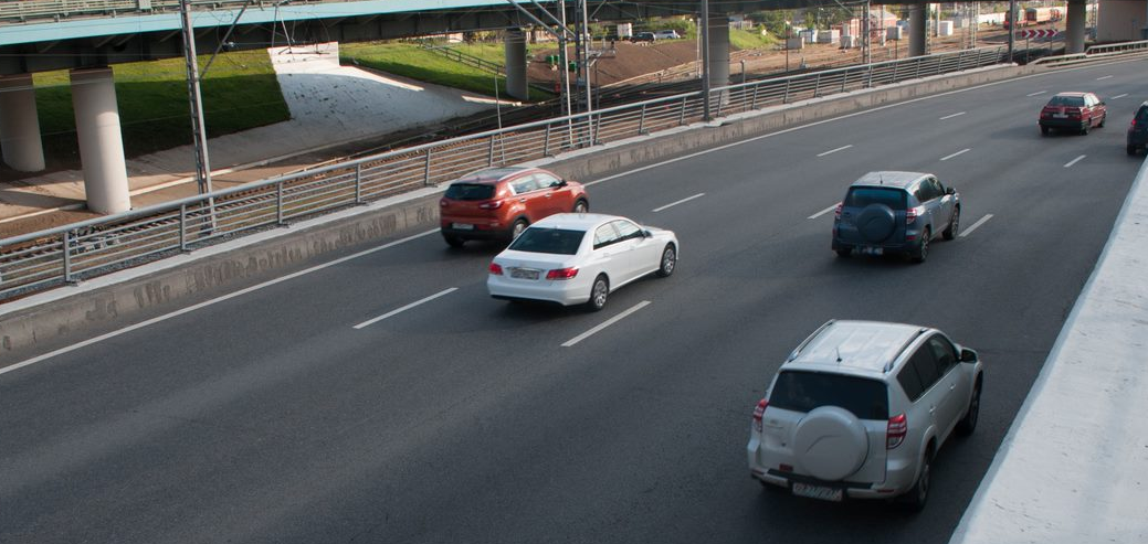 Coches circulando por una autopista