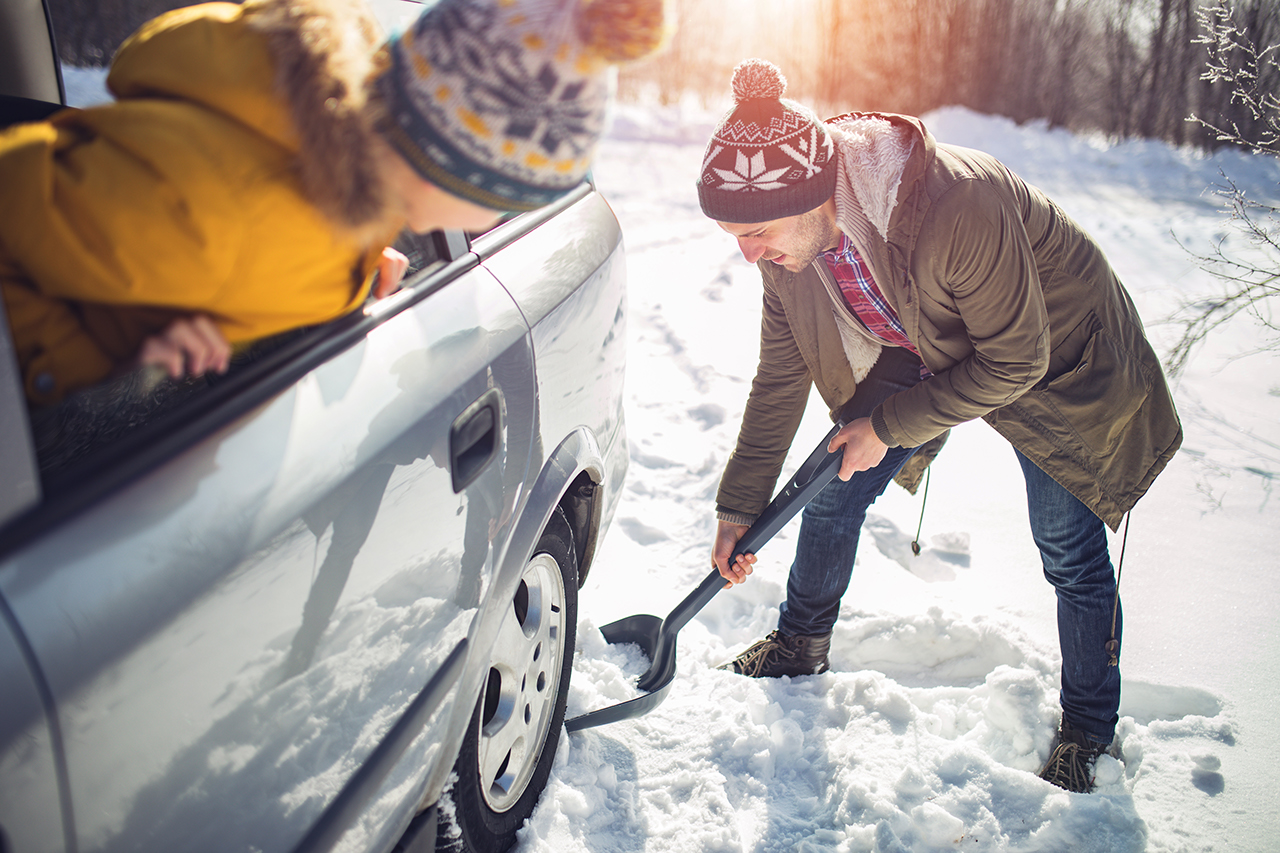 Shoveling snow quitar nieve del parabrisas